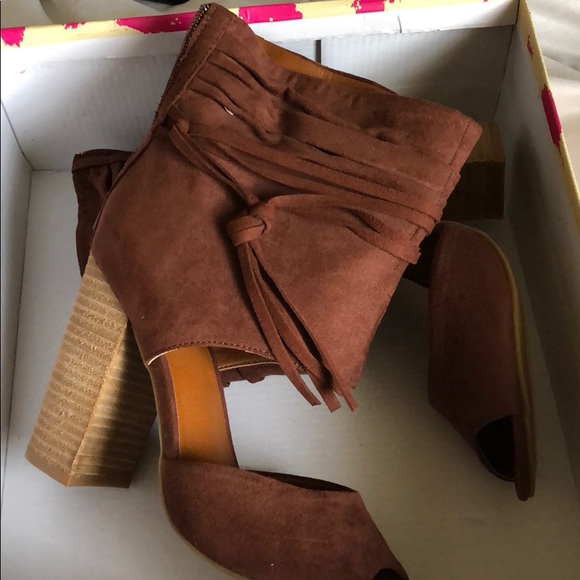 Heels - Picture 2 of 3